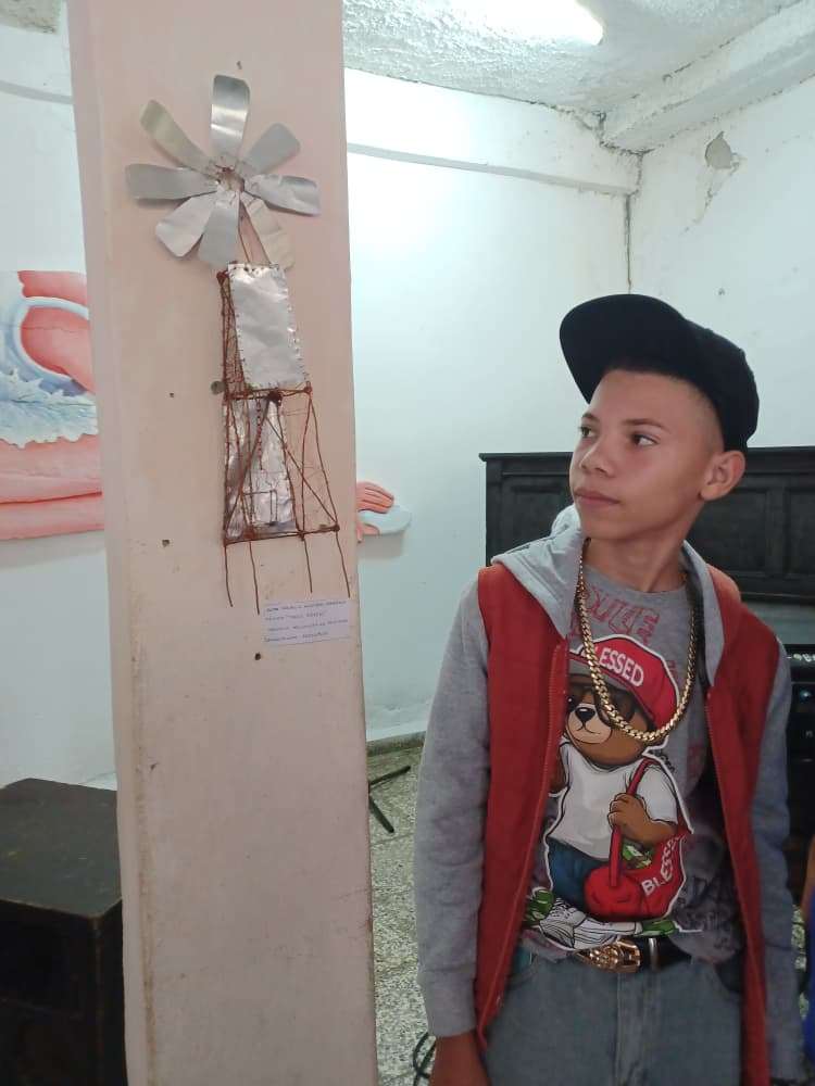 Yuniesky Limonta Calderon presenting his work, Eiffel Tower.