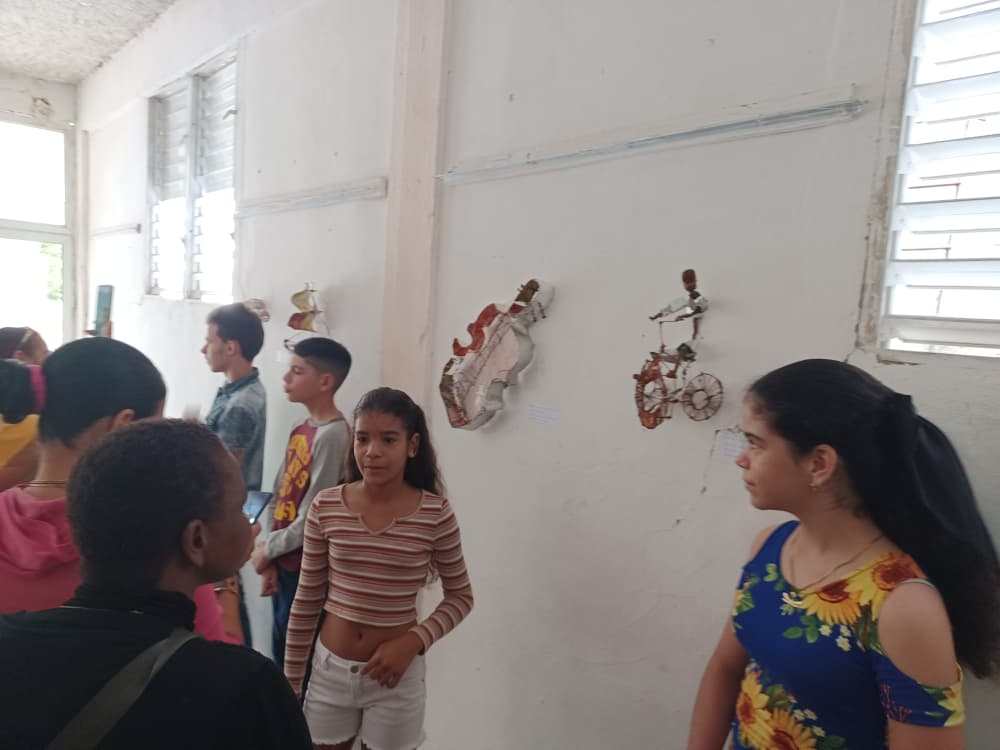 Brianna Soriano Almoguea presenting her work, Violinista, and Maciela Fleitas Perez presenting her work, Infancia.