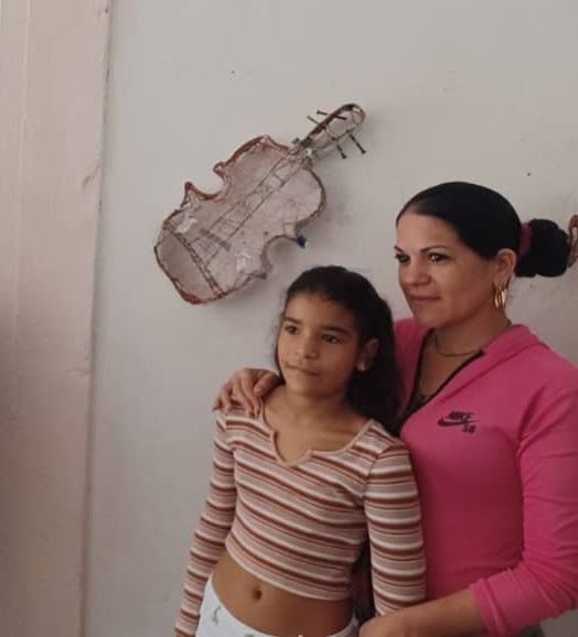 Brianna Soriano Almoguea with her work, Violinista.